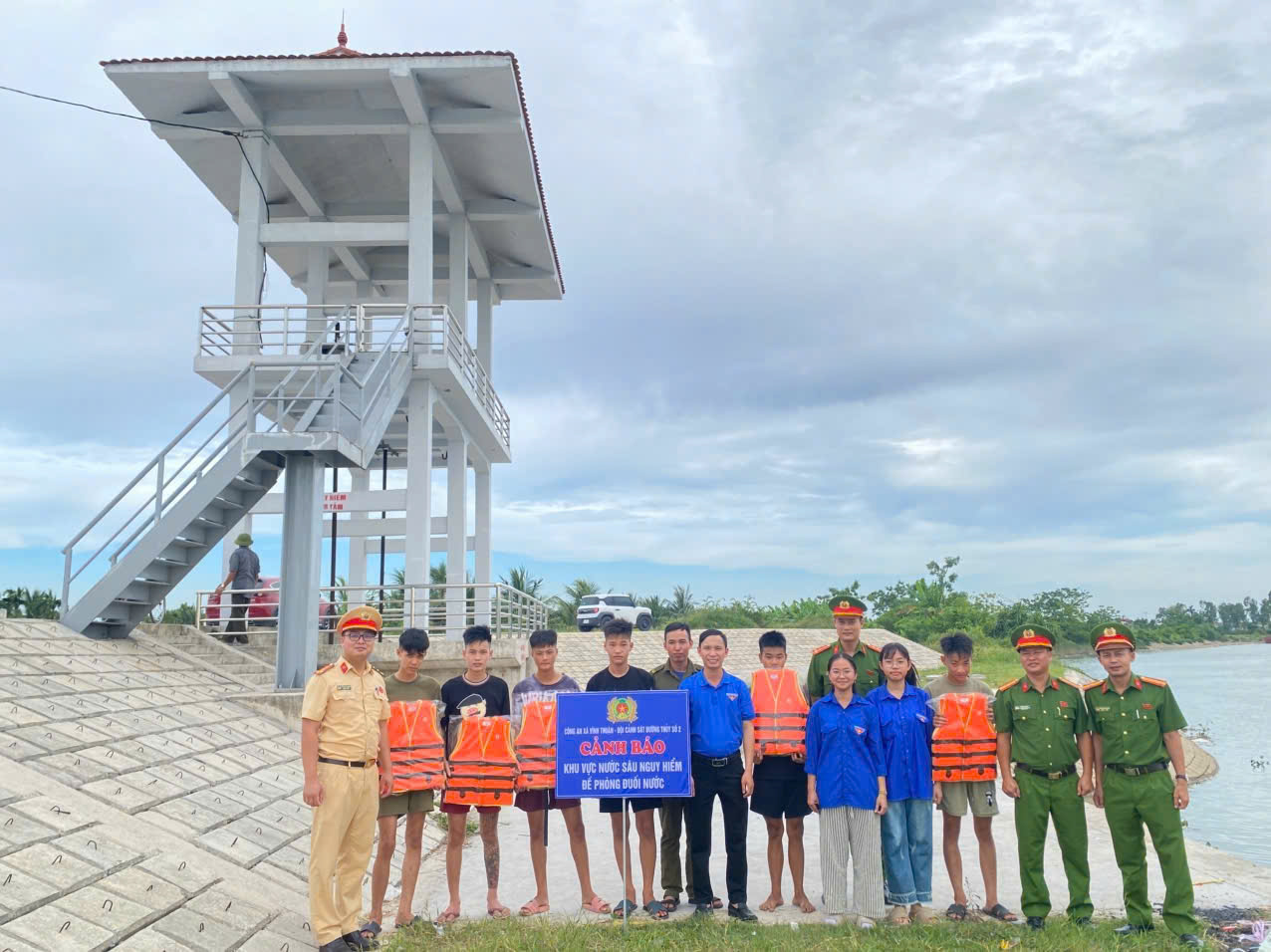 Đội Cảnh sát đường thủy 2 phối hợp cắm biển cảnh báo, trao tặng áo phao phòng chống đuối nước ở xã Vĩnh Thịnh và xã Vĩnh Thuận